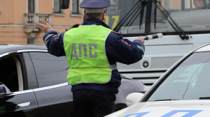 В Петербурге пьяный байкер пытался напасть на инспектора ДПС, но получил пулю в ногу  