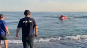 В Крыму унесенных в открытое море на надувном матрасе двух детей продолжают искать спасатели