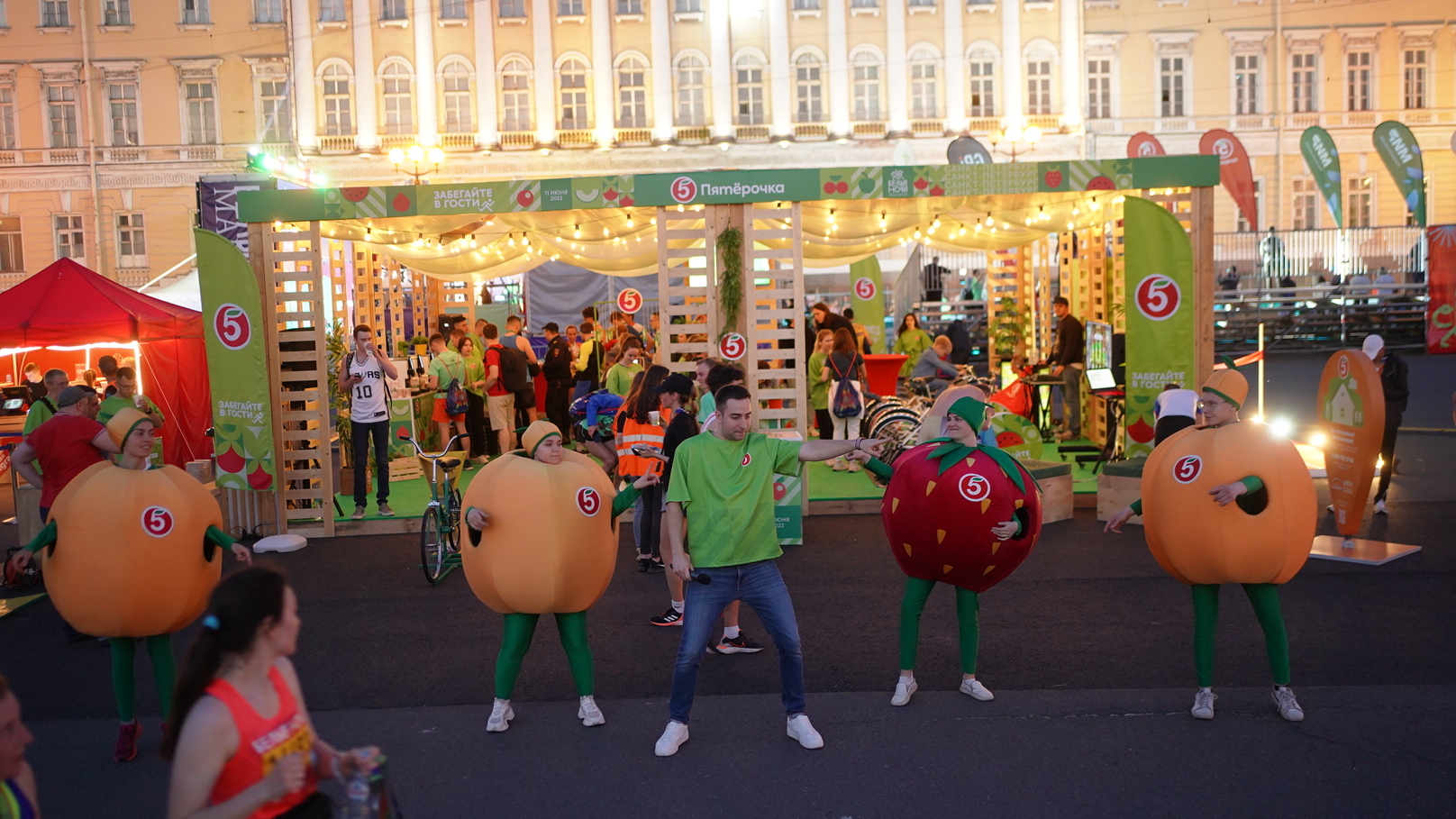 «Пятерочка» поддержала марафонцев на забеге «Белые ночи»