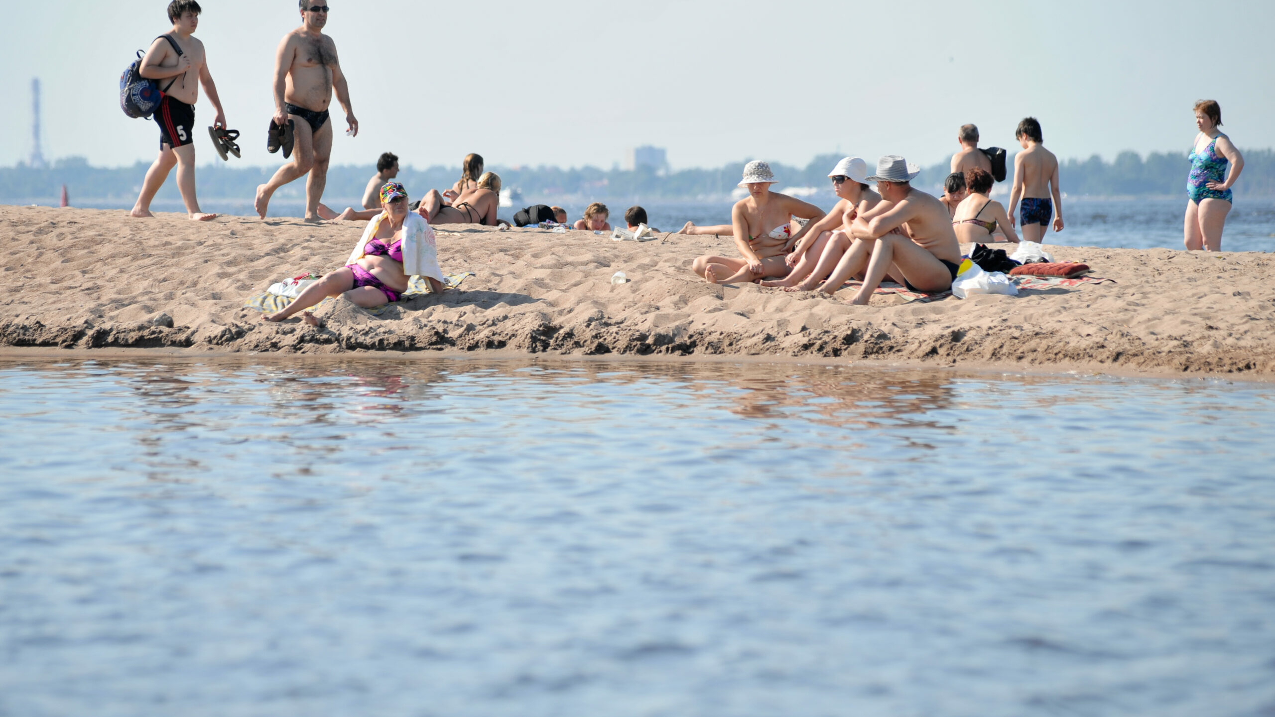 Жители Петербурга переполнили пляж Финского залива