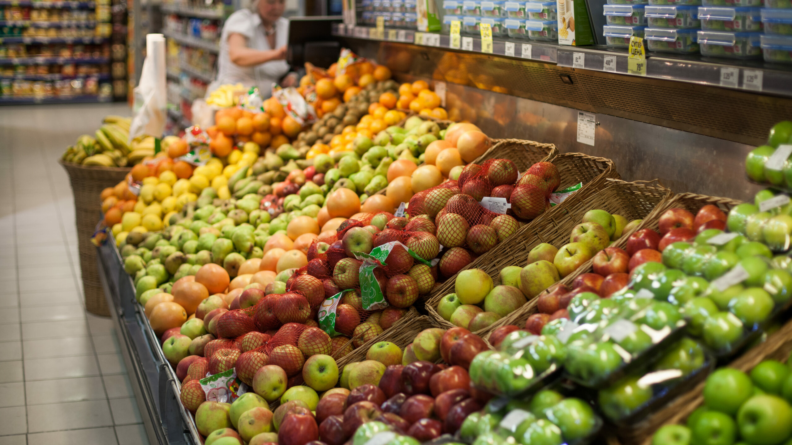 Аналитик назвал дату снижения цен на продукты в российских магазинах