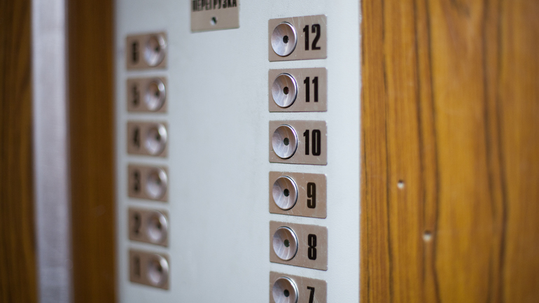 Педофил в лифте трогал девятилетнюю школьницу за интимные места в Выборгском районе