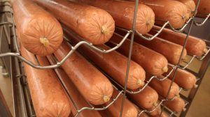 Рецидивиста с десятью палками колбасы задержали в магазине Ломоносова