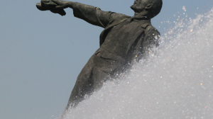 На площади Ленина временно отключили фонтан из-за сильного ветра