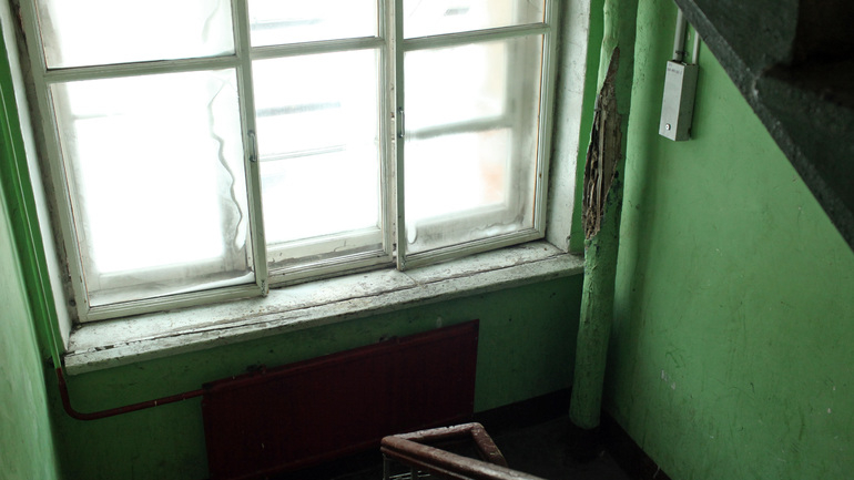 Сосед домогался 13-летней девочки в парадной дома в Калининском районе