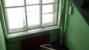 Приютившая в своей квартире бомжа петербурженка поплатилась за свою доброту