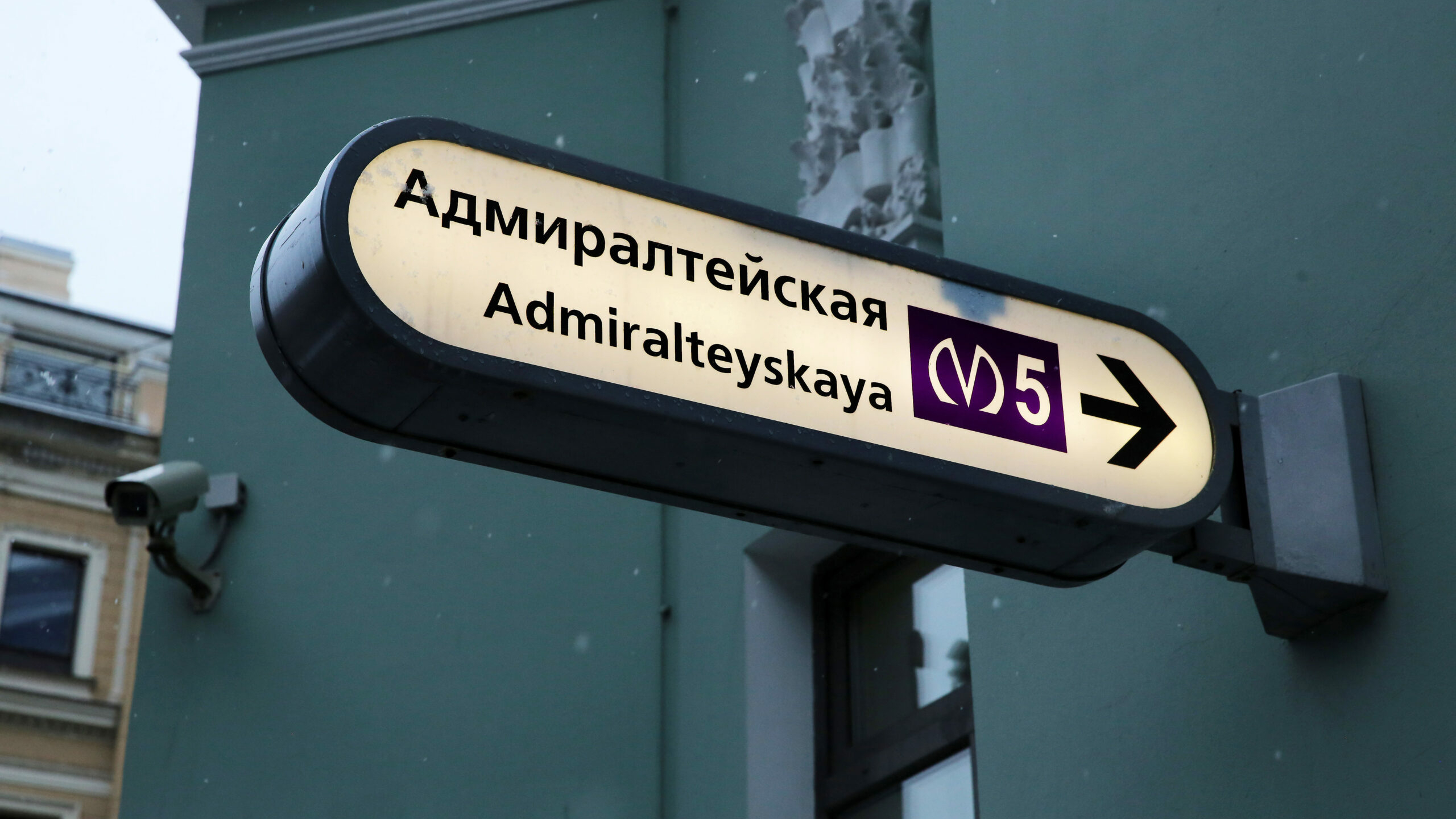 Ст. метро «Адмиралтейская» закрыта из-за толпы людей
