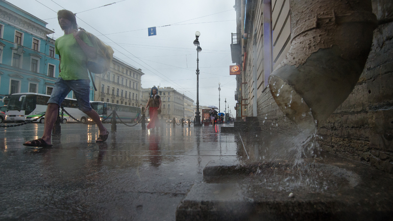 В Петербург придет холод, град и гроза на выходных