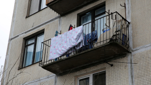Грозившегося выбросить с балкона пятилетнего сына петербуржца задержали