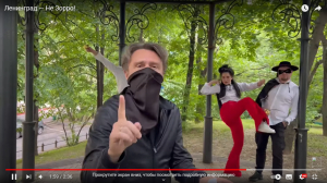 «Совсем не Зорро»: Шнуров высмеял иноагента Невзорова в новом клипе