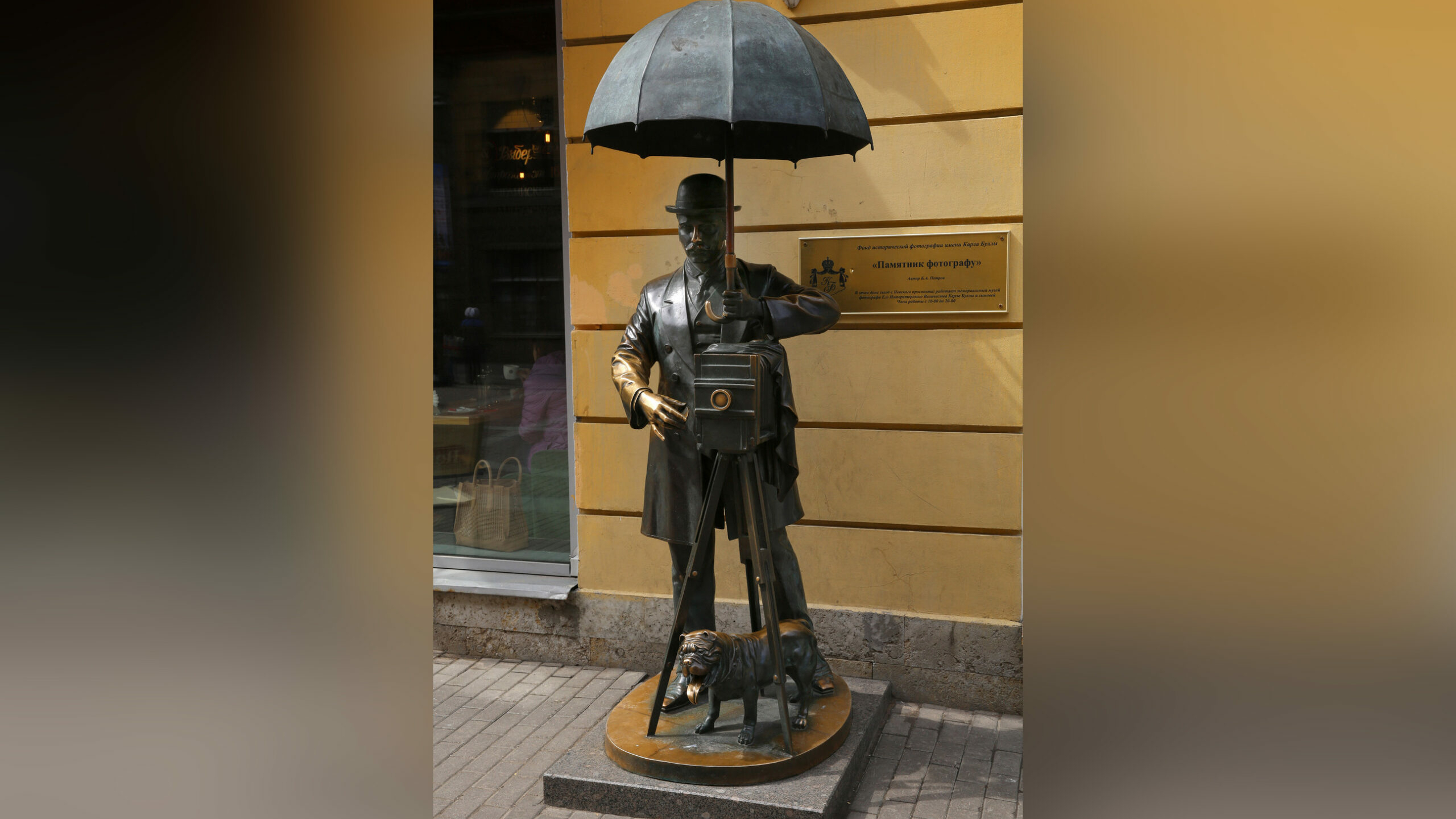 Памятник фотографа на Малой Садовой вернул себе зонтик