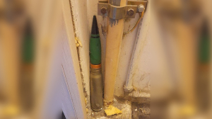 Зашел в туалет и испугался: петербуржец обнаружил в уборной артиллерийский снаряд