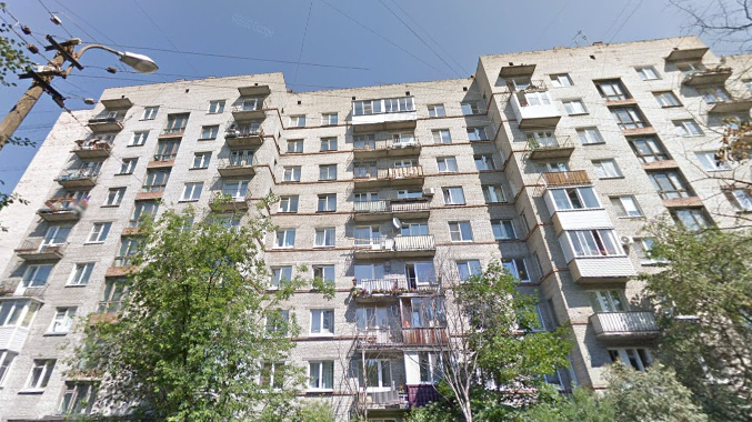 Белорус выгнал в подъезд супружескую пару под звуки стрельбы из пистолета в Кировском районе