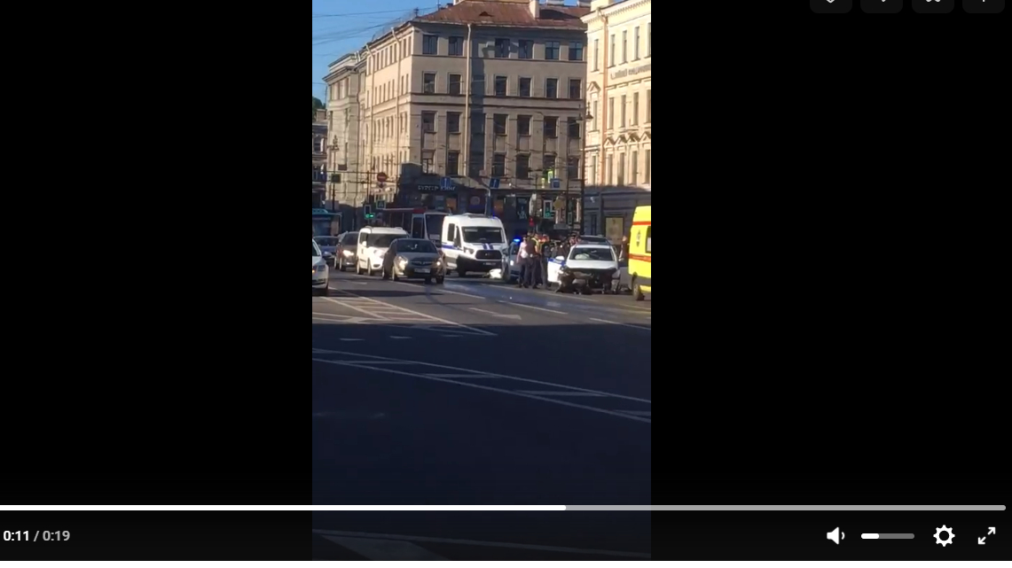Митсубиси протаранил полицейскую машину напротив метро Технологический институт