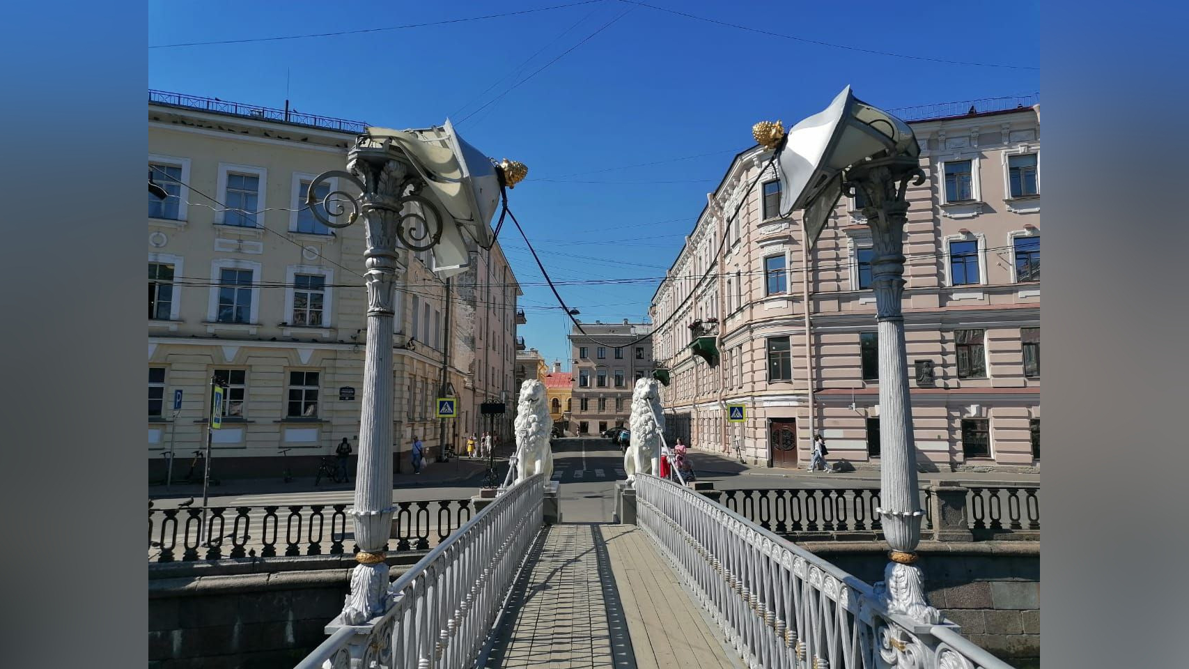Вандалы погнули исторические фонари на Львином мосту