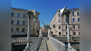 Вандалы погнули исторические фонари на Львином мосту