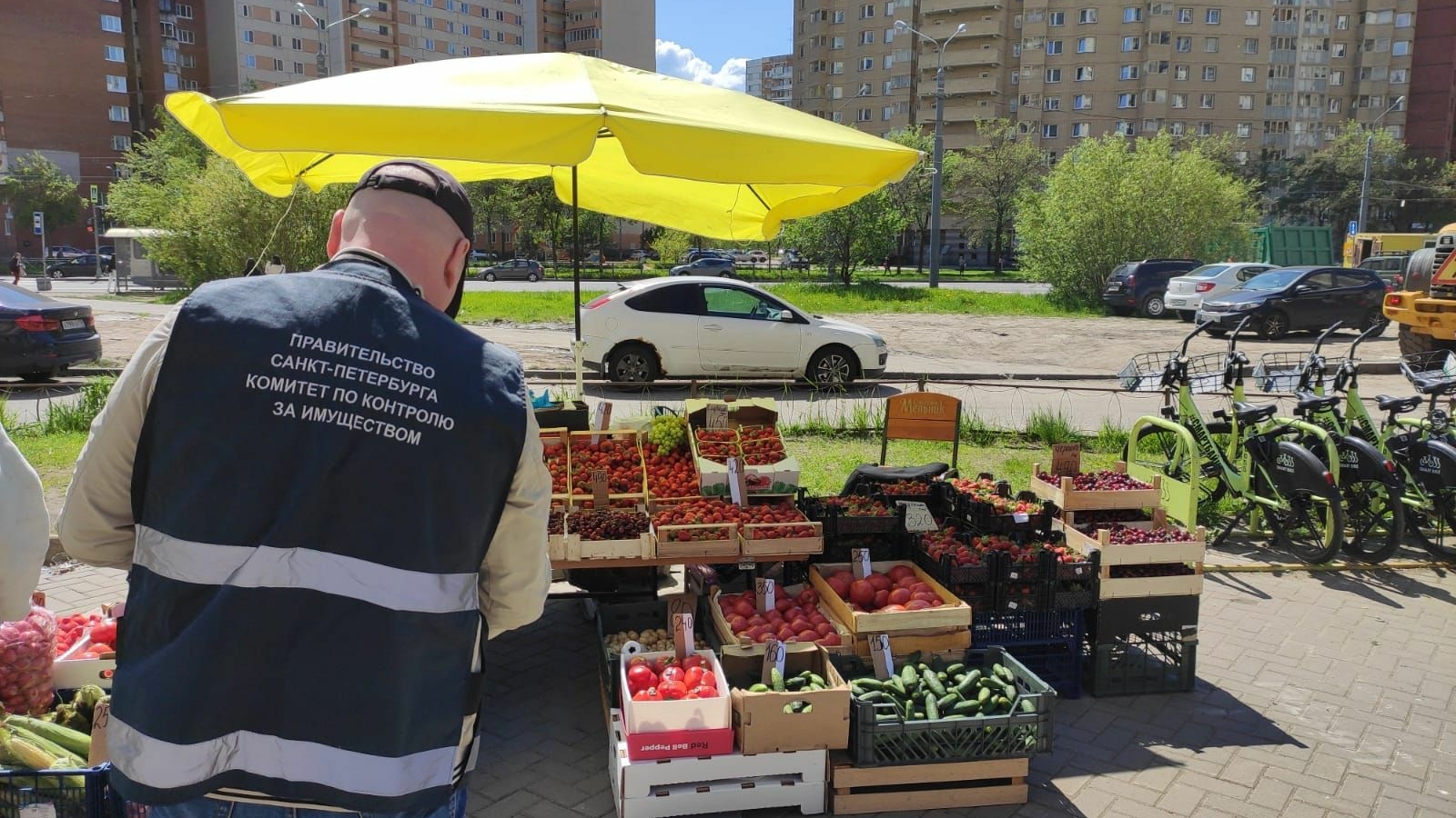 В Петербурге убрали 23 незаконные уличные торговые точки в семи районах