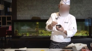 Знаменитый японский повар заставлял стоять троих детей сожительницы на коленях