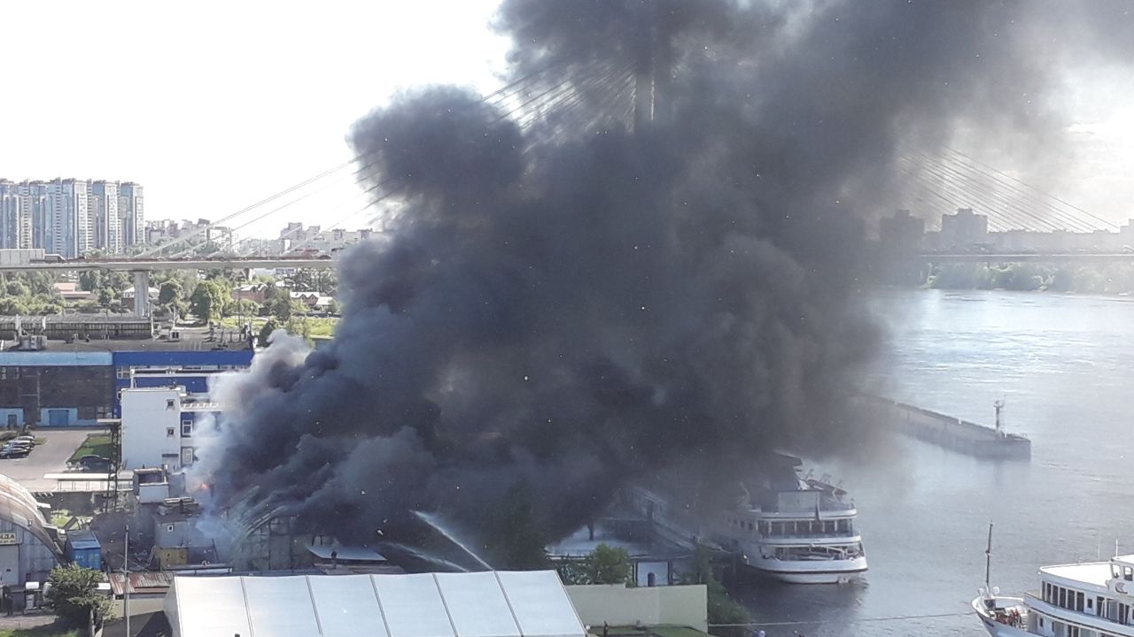 Огонь охватил ангар в Речном порту на Октябрьской набережной