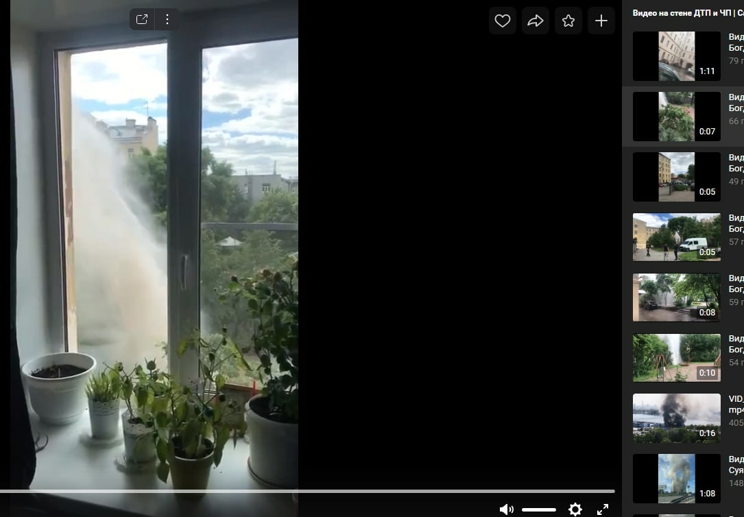 Огромный фонтан забил во дворе на Рижском после прорыва трубы