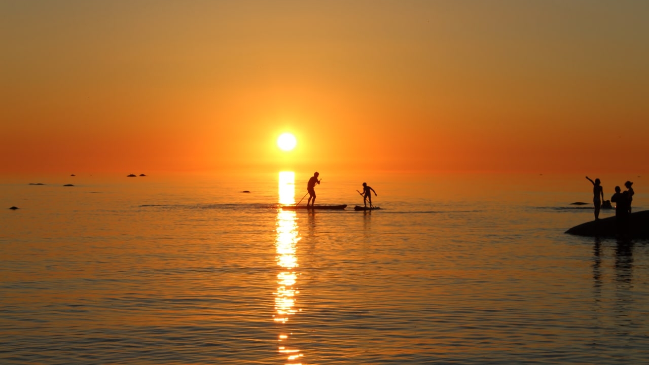 Синоптик Колесов показал яркий закат на пляже в Липово