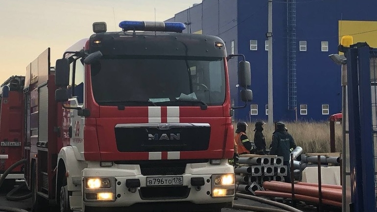 Спасатели тушат загоревшиеся склады OZON в Подмосковье