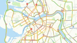 Ливень окрасил Петербург в бордовый и создал 8-балльные пробки