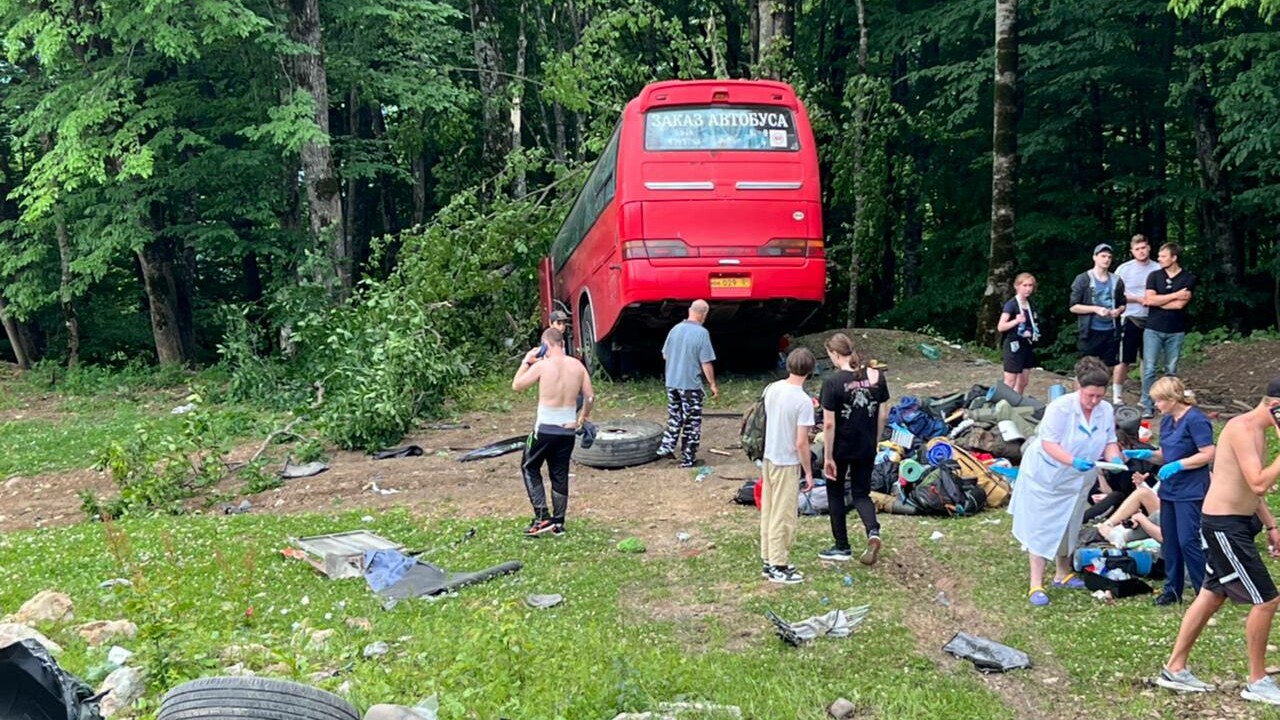 Автобус со студентами влетел в дерево в Краснодарском крае