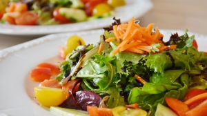 Вкусно и полезно: в Роспотребнадзоре назвали рецепты соусов для салатов