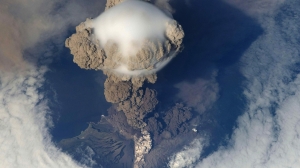 На вулкане Эбеко произошли два пепловых выброса с утра
