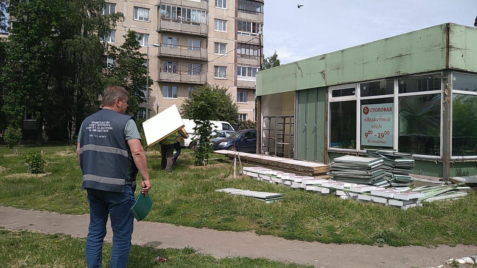 В Петербурге демонтировали незаконную столовую и магазин цветов