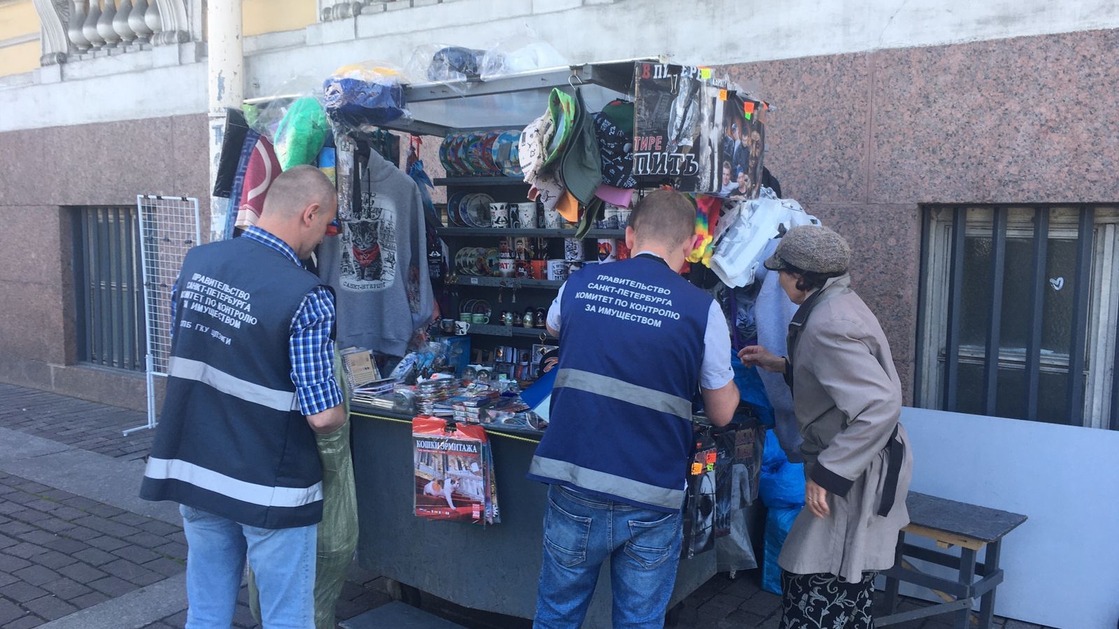 Сувениры долой: в центре Петербурга демонтировали шесть точек незаконной торговли