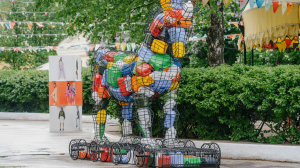 В центре Петербурга появился пластиковый «Троянский конь»