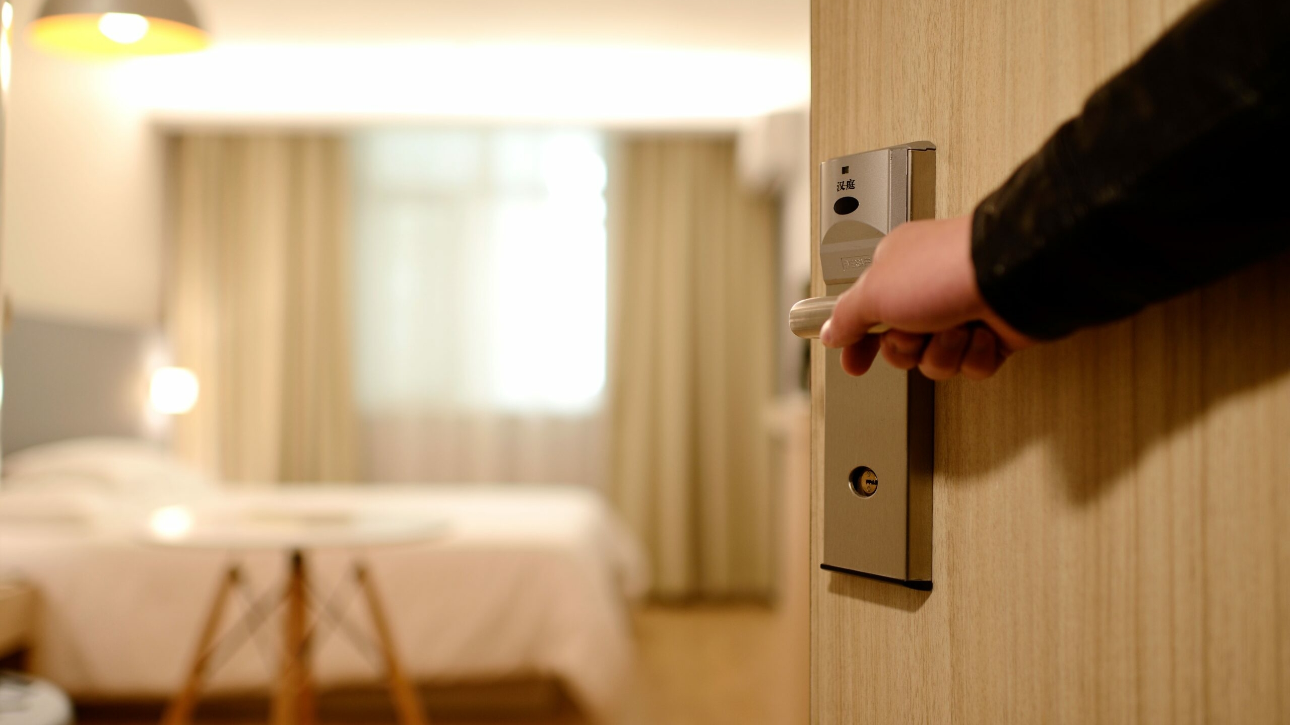 Бизнесмен заплатит полмиллиона петербургской гостинице за испачканный кровью номер