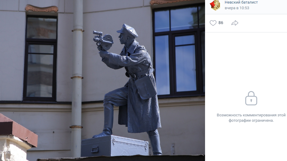 Памятник фронтовому кинооператору появился рядом с «Ленфильмом»