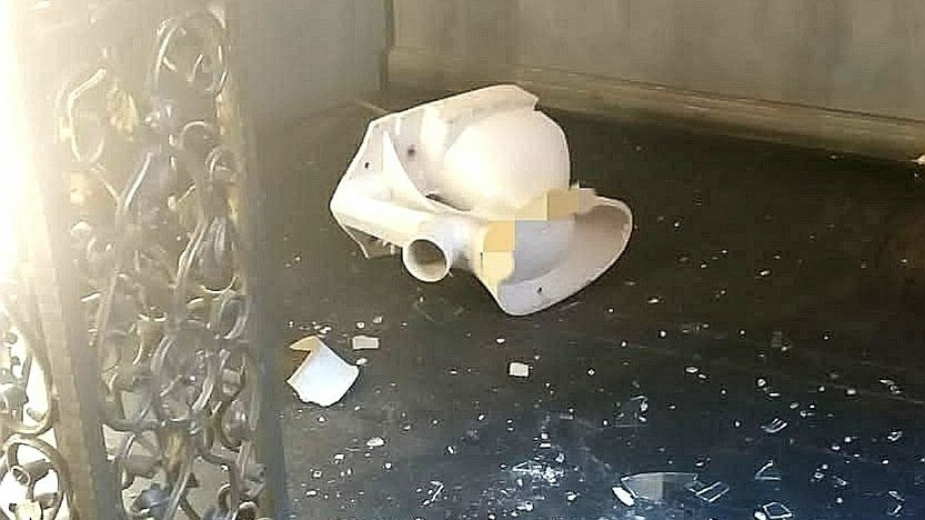 Разгоряченные посетители клуба на Фурштатской разбили стеклянную дверь унитазом