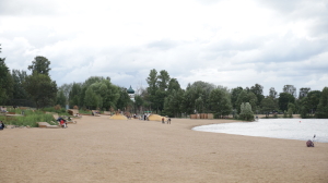 Наплыв отдыхающих петербуржцев не смог осквернить чистоту Ольгинского пруда