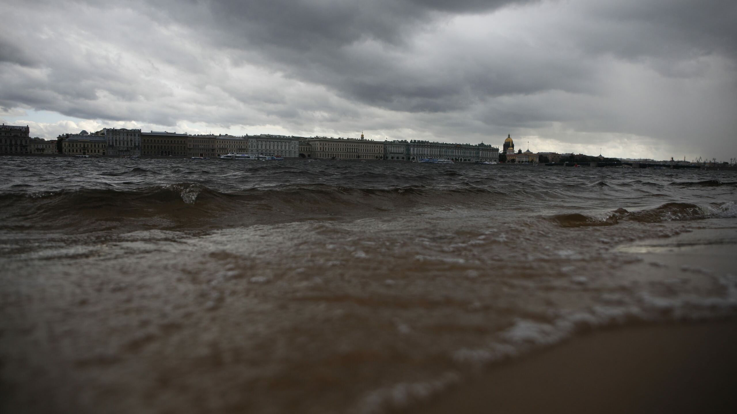 Петербург оказался под угрозой наводнения