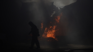 На Васильевском острове спасатели тушили загоревшийся ангар на территории фабрики имени Печаткина