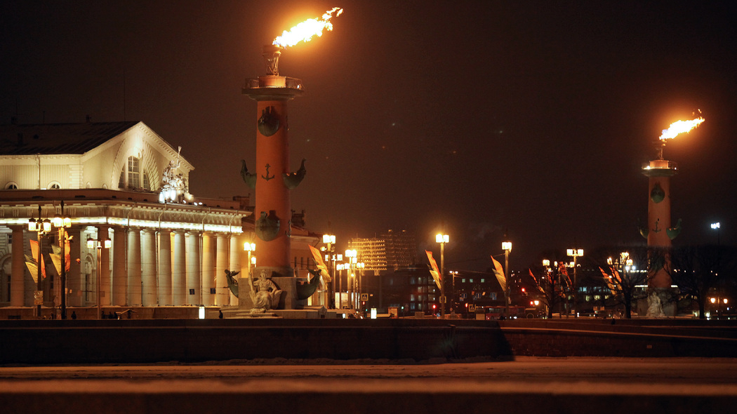 В честь дня ВМФ в Петербурге зажгут факелы Ростральных колонн и подсветят Дворцовый мост в цвета Андреевского флага