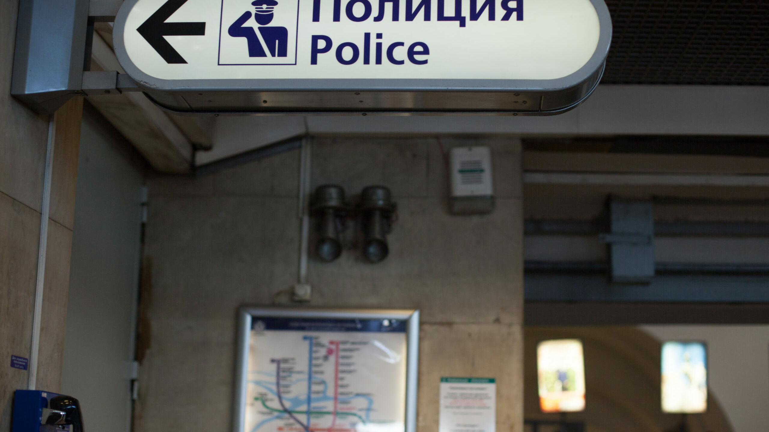 Метрокусь: неизвестная девушка погрызла сотрудника на станции «Маяковская»