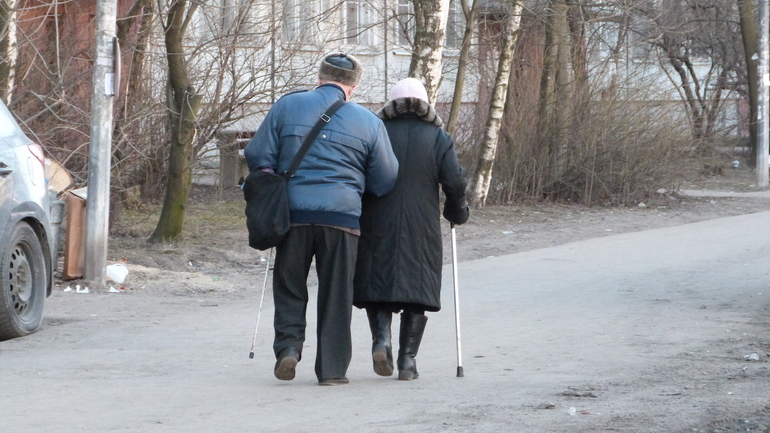 Счастливым в браке пенсионерам с 1 июля выплатят по 10 тысяч рублей
