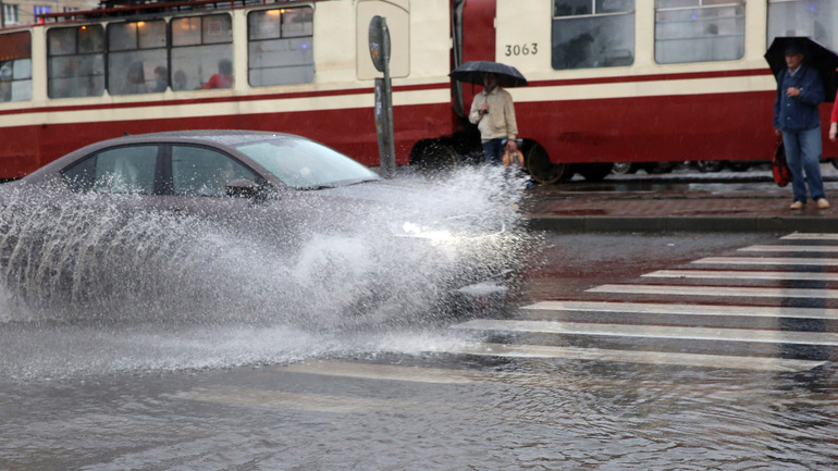 «Водоканал» отремонтировал часть ливневок в Петербурге: город затопило в других местах