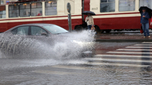 При нас хоть потоп: в Петербурге начинается сезон половодья на улицах