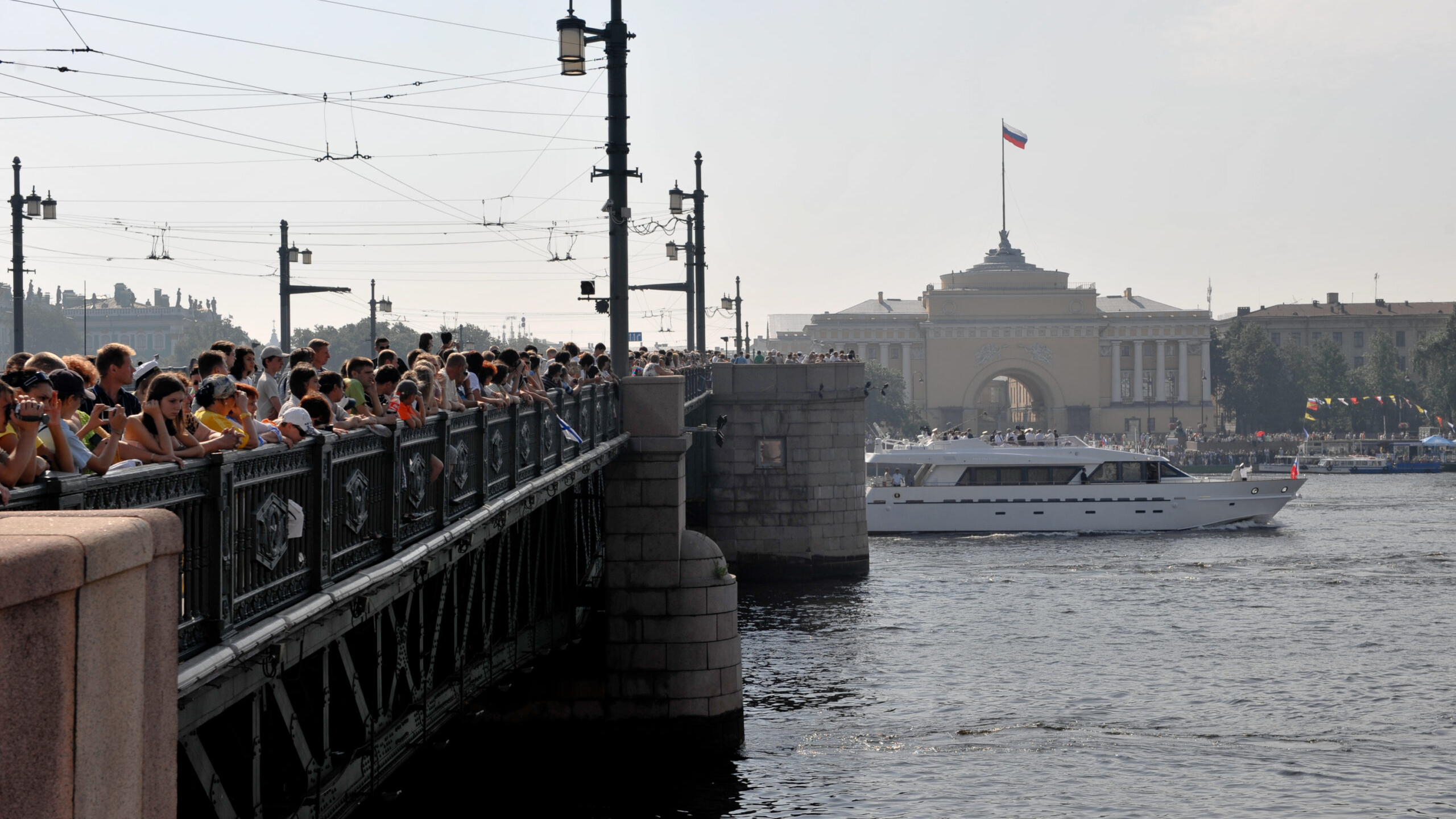В Петербурге раньше срока возобновили движение после репетиции парада ко Дню ПМФ