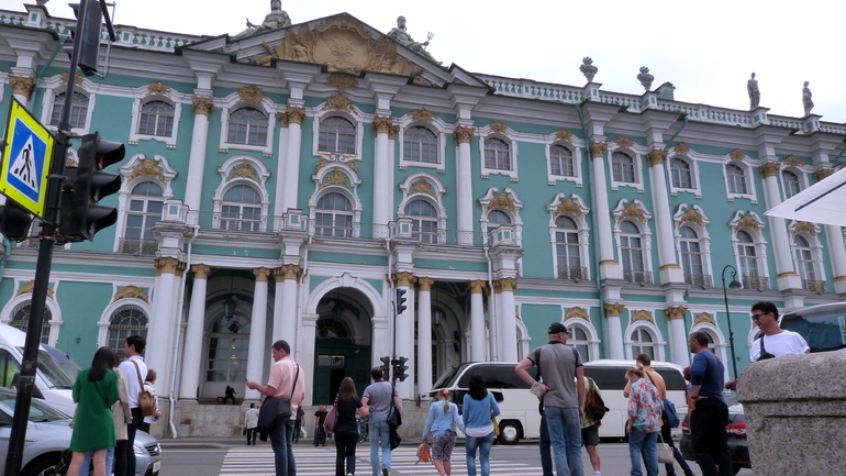 В Петербурге всех посетителей Эрмитажа вывели на улицу: поступила информация о минировании музея