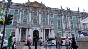 В Петербурге всех посетителей Эрмитажа вывели на улицу: поступила информация о минировании музея