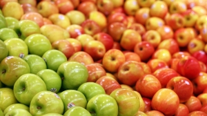 Диетолог опроверг миф о вредных свойствах яблочной кожуры