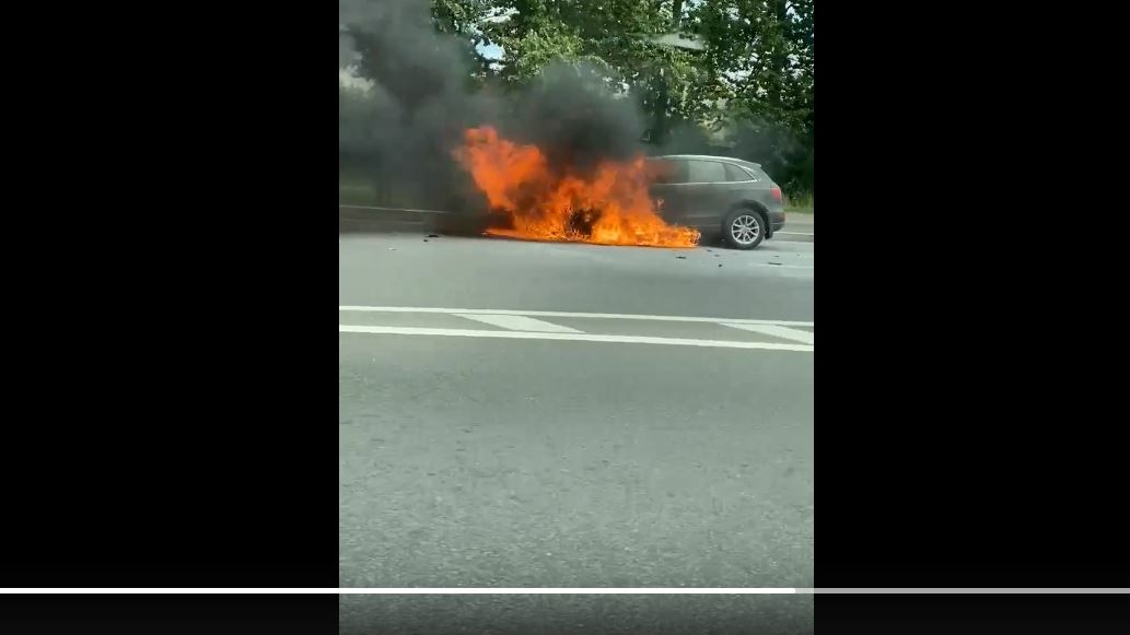 Audi Q5 поглотило пламя на Полюстровском проспекте