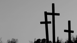Оккультизм или идиотизм? Житель Ленобласти ищет сжегшего крест на могиле его отца вандала